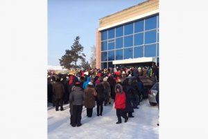 Толпа сибиряков осадила администрацию после гибели детей из-за коммунальщиков