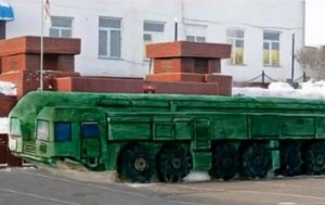 (А где Аврора?)  В РФ зеки сделали из снега установку Тополь-М
