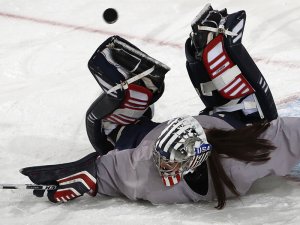 Вратарям олимпийской женской сборной США по хоккею предписано сменить боевую раскраску шлемов