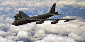 Молния пробила в бомбардировщике B-52 дыру размером с человека