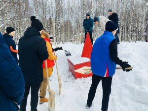 «Молодежка ОНФ» в Коми провела субботник по очистке территории детского дома от снега