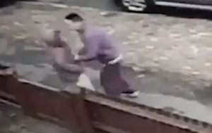 Учитесь защищать свое у этой девчонки