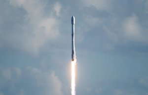 SpaceX запустила ракету с первыми спутниками для раздачи интернета. Компания намерена создать орбитальную сеть из таких спутников для полного покрытия интернетом всей поверхности Земли