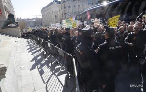 В Испании протестующие пенсионеры окружили парламент