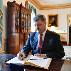 [Добить украинских производителей и сделать Америку великой] Порошенко высмеяли в соцсетях из-за подписания контракта на поставку 200 тепловозов на $1 млрд