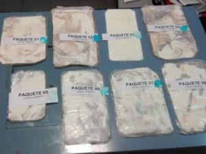 В аэропорту Буэнос-Айреса задержали россиянина с почти 4 кг кокаина в чемодане. Аргентинская полиция не исключает, что он может быть связан с наркотиками, обнаруженными при посольстве РФ