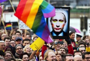 В интернете за 500 рублей набирают массовку для "100-тысячного" митинга-концерта в поддержку Путина. Смольный запретил гей-парад в поддержку Путина