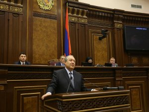 Парламент Армении впервые избрал президента страны - ученого и дипломата Армена Саркисяна