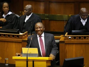 "Время примирения закончилось": парламент ЮАР принял закон о безвозмездной конфискации земель у белого населения