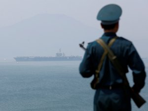 Дразня китайского дракона: один из крупнейших авианосцев США причалил к берегу Вьетнама впервые со времен войны