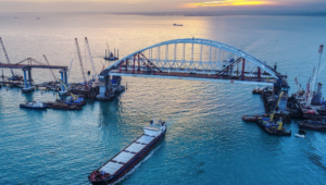 Украина возглавила список импортёров крымской продукции: на её долю приходится около 30% импорта товаров, произведённых на полуострове - продовольственные товары, продукты питания и запчасти