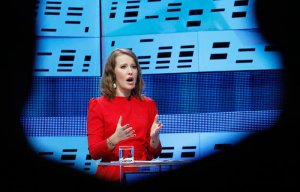 Собчак попросила у Украины разрешение на посещение Крыма  (Ранее она заявляла, что присоединение к России Крыма незаконно, и что она не будет вести агитацию на полуострове)