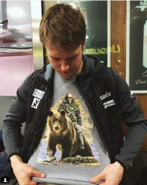 Норвежский биатлонист сфотографировался в футболке с изображением Путина на медведе