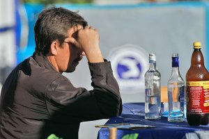 «Упали и замерли в одном каком-то положении» Как кризис изменил секс, работу и еду россиян