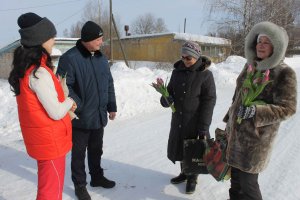 Кировские активисты ОНФ подарили более 500 цветов жительницам глубинки в рамках акции «НЕзабытая деревня»