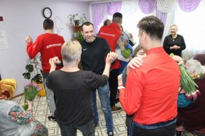 Кировская команда «Молодежки ОНФ» устроила праздник для одиноких пожилых людей