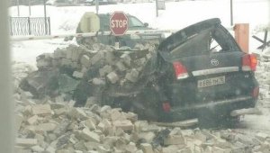 Крыша казанского авиационного завода обрушилась на «Лэнд Крузер» директора