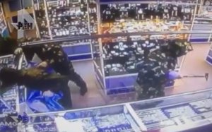 В Москве попал на видео налет на ювелирный