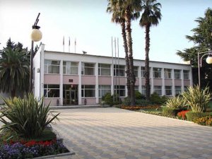 В Адлере уволили начальника отдела архитектуры, потворствовавшего сомнительному строительству родительского дома
