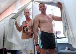 Около десятка алтайских "моржей" пришли голосовать в плавках и купальниках