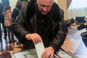 Депардье проголосовал на выборах президента РФ в Париже
