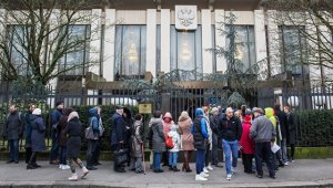 Россияне за границей выстроились в очереди к избирательным участкам