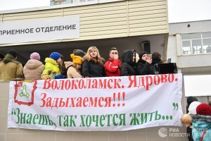 «Закройте полигон твердых бытовых отходов «Ядрово»!». Сход в Волоколамске закончился потасовкой с чиновниками. «Ты знаешь, так хочется жить!»