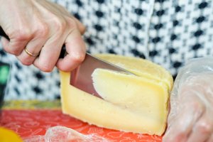 Сыры в российских магазинах оказались фальшивыми и опасными