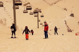 Очевидцы сообщают о желтом песке, покрывшем горнолыжные склоны в Сочи
