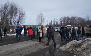Жители подмосковной Коломны перекрыли дорогу на мусорный полигон