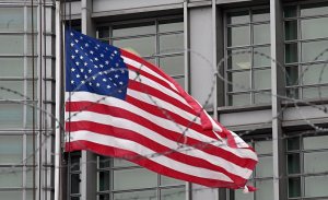 Администрация Трампа высылает 60 российских сотрудников и закрывает консульство в Сиэтле в ответ на отравление бывшего шпиона в Британии