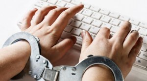Сенатор Петренко предлагает наказывать людей, распространяющих фейки о трагедии в Кемерове (Ранее в соцсетях стала появляться информация, что власти занижают официальные данные о жертвах пожара)
