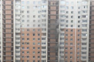 На Коломяжском проспекте загорелась квартира в многоэтажке