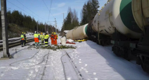 Из сошедшего с рельсов состава в Финляндии вытекло около 50 тыс. литров опасного эфира