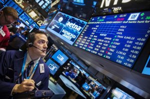 Фондовые индексы США упали в среду на усилении геополитических рисков