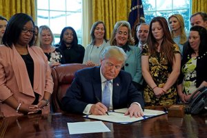 Трамп выгнал американских проституток из интернета