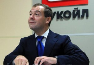 Медведев предложил запретить американские товары в России