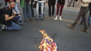 В Греции демонстранты сожгли американский флаг