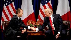 Трамп подарит Макрону кусок обивки стула в ответ на дерево из Франции