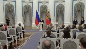 Путин в Кремле вручил пяти россиянам золотые медали Героя Труда