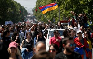 Лидер протестного движения в Армении "срывает" голоса в отсутствие сопротивления власти