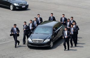 Авто Ким Чен Ына, отправившегося на обед, сопровождали 12 бегущих охранников
