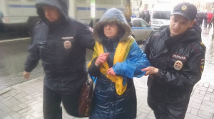 Либералам не дали пройти с флагами меджлиса и Украины по Петербургу
