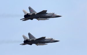 Десять самолетов МиГ-31К, оснащенных гиперзвуковой ракетой "Кинжал", стоят сейчас на боевом дежурстве - Минобороны РФ