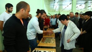 Чемпионка мира по шахматам сыграла в тюрьме под Тбилиси