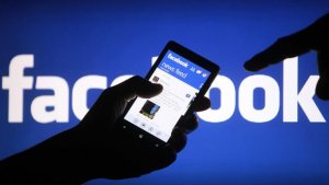 Facebook приостановил работу 200 приложений из-за скандала со слежкой