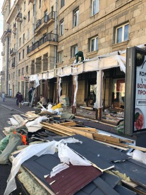 В Петербурге массово сносят незаконные летние кафе и киоски