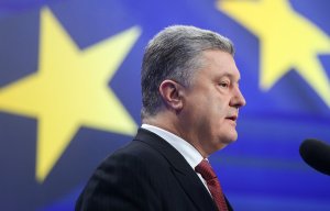 Порошенко на электровозе открыл тоннель в Европу