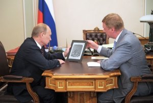 [Развел лоха на всю страну] Шесть лет назад Чубайс обещал путину обеспечить школьников планшетами вместо учебников