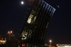 Канатоходец Расул Абакаров перешёл через разведённый Дворцовый мост